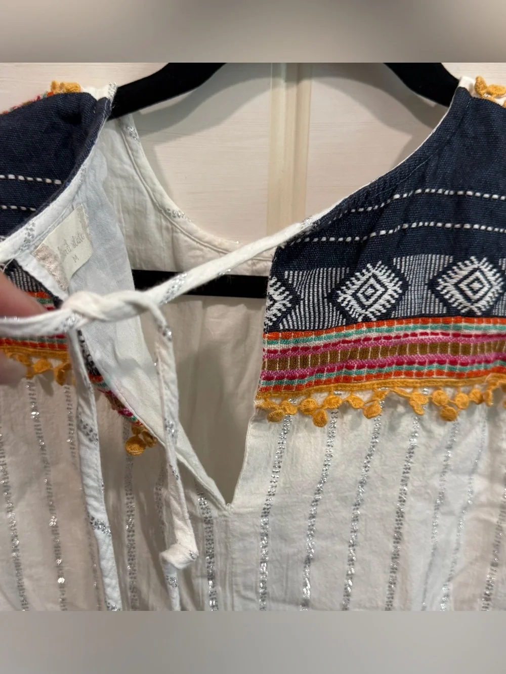 Women’s Embroidered White & Navy Sleeveless Dress multicolor trim sz M 19in. P2P